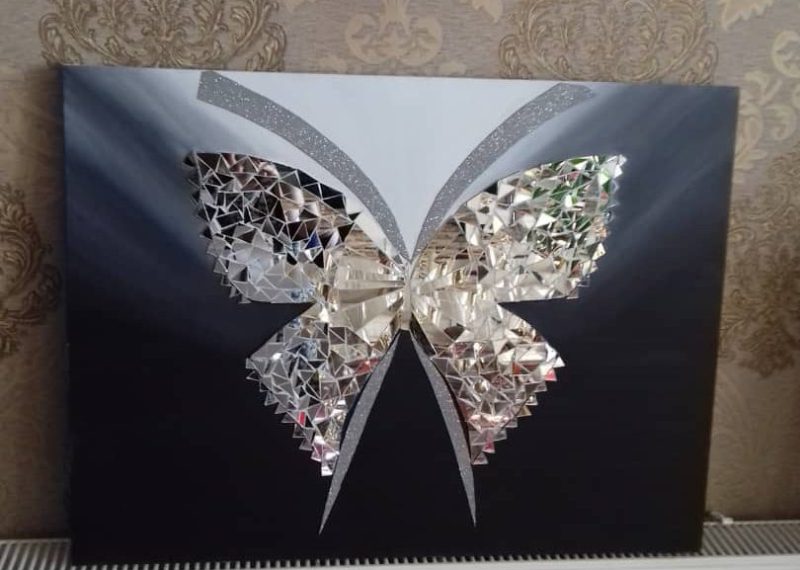 تابلو پروانه روی دیوار